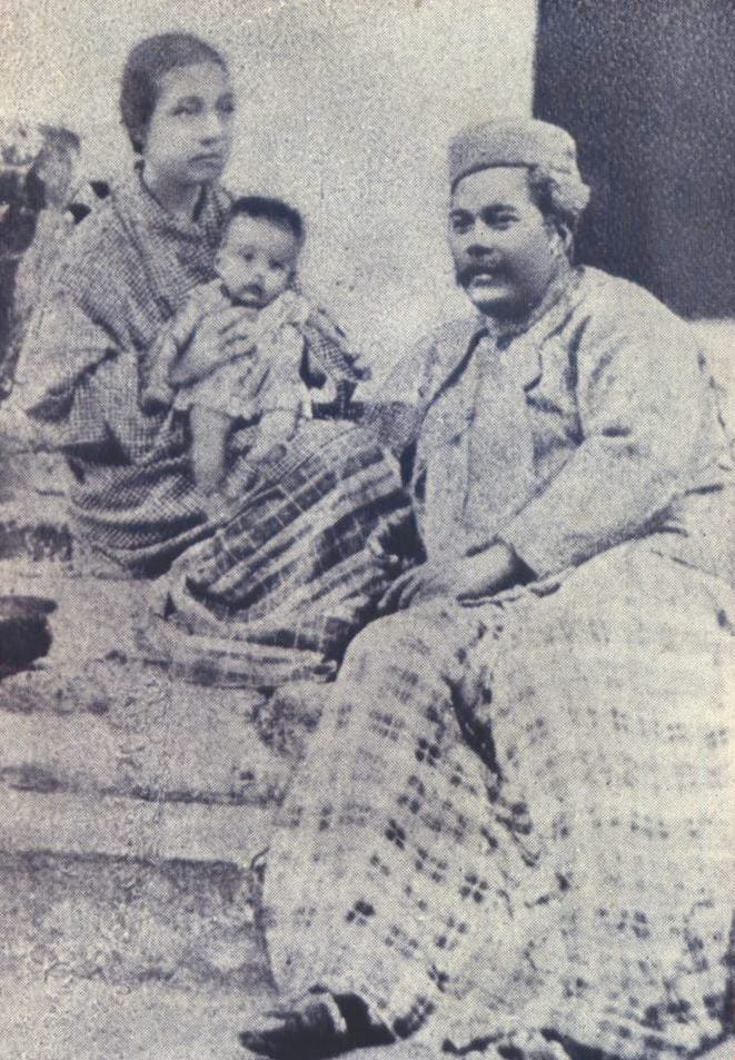 Sultan Abu Bakar and Che’ Zubaidah Besar with their first-born, Mariam. Courtesy of Dato’ Rahim Ramli.